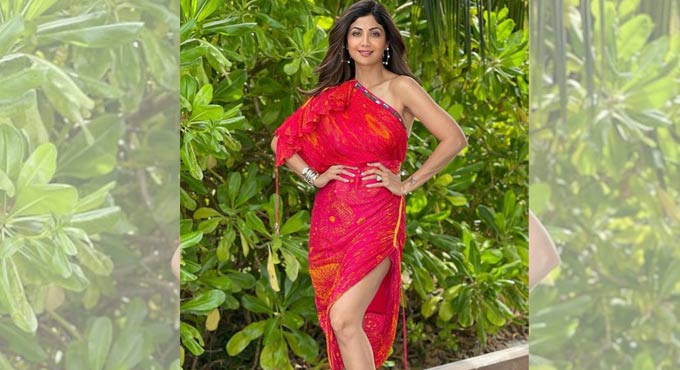 Shilpa Shetty takes a stroll down the beach over weekend