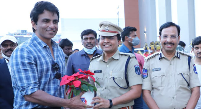 Cyberabad CP felicitates actor Sonu Sood