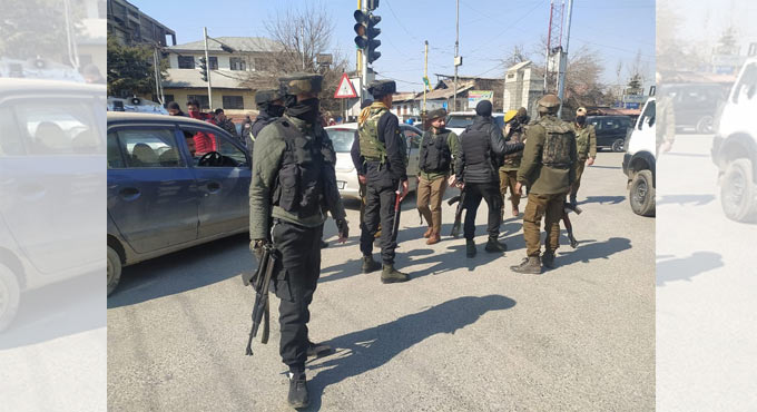 Militants kill two policemen in Srinagar