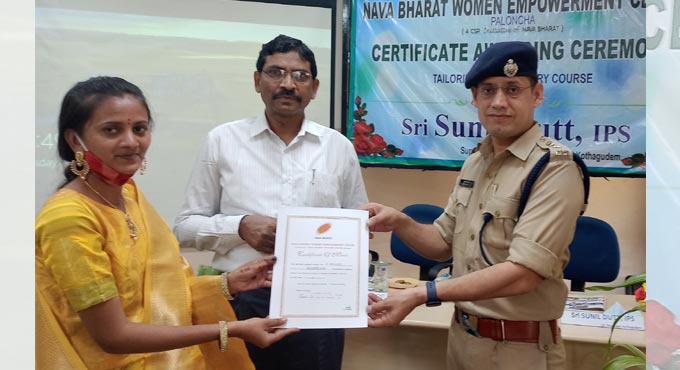 Kothagudem: SP Sunil Dutt urges women artisans to sell products online