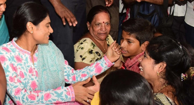 YS Sharmila interacts with Telangana students on political plans