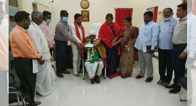 Gussadi dance exponent Kanaka Raju felicitated in Asifabad