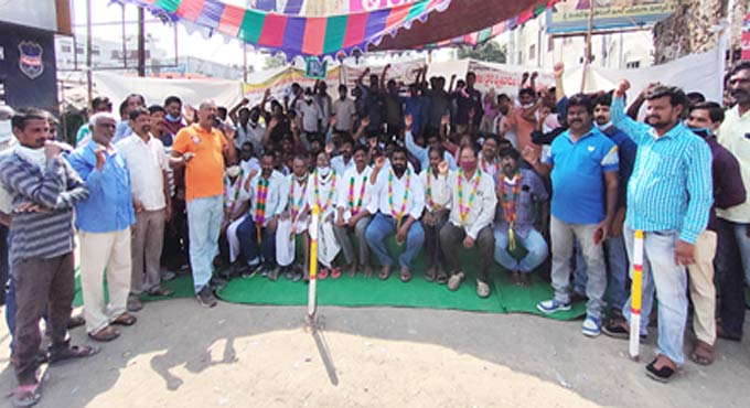 Washerman community extends support to Mancherial barbers’ protest