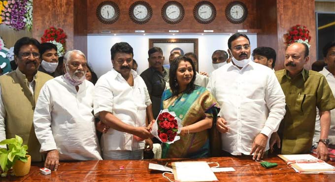 Gadwal Vijayalaxmi takes charge as Mayor of Hyderabad 