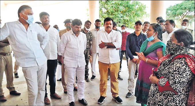 Harish vents ire on TSWREIS teachers