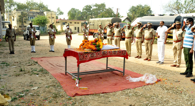 Sniffer dog Lucky laid to rest with full honours in Nalgonda