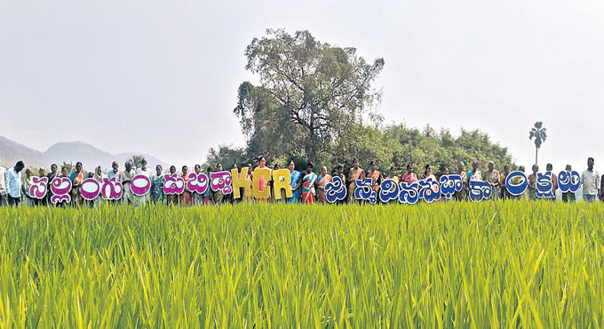 Peddapalli villagers’ innovative greetings to KCR