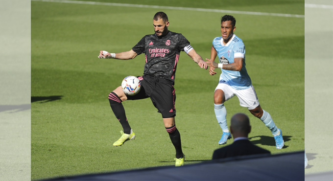 Benzema helps Real keep pressure on Atletico, Barca