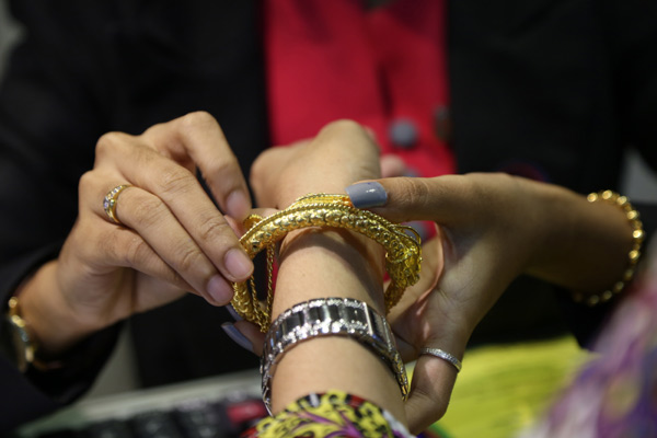 Gold drops below Rs 45K/10g, silver futures plunge
