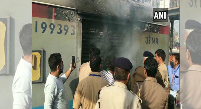 Coach of Delhi-Lucknow Shatabdi Express catches fire