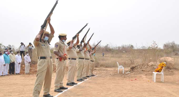 Sub-Inspector who succumbed to Covid laid to rest in Adilabad