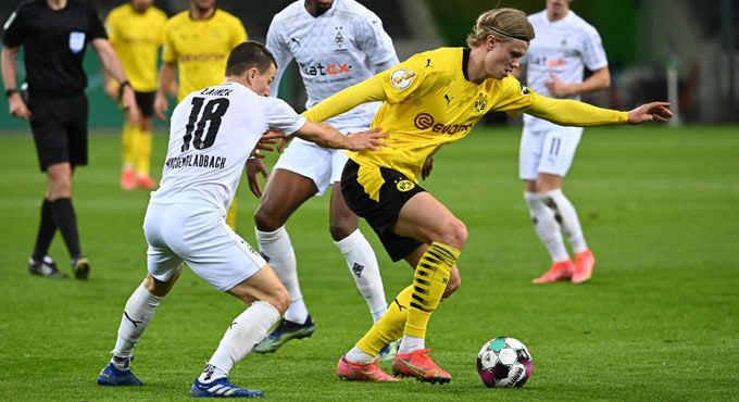 Dortmund edge Monchengladbach to book German Cup semifinals
