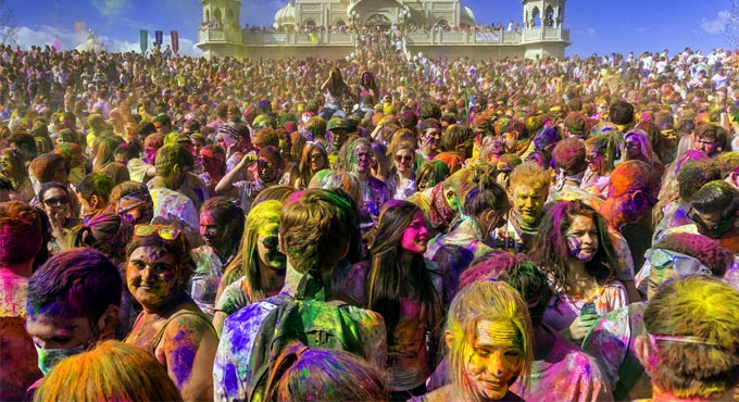 Embrace a hatke style this Holi with these pro tips