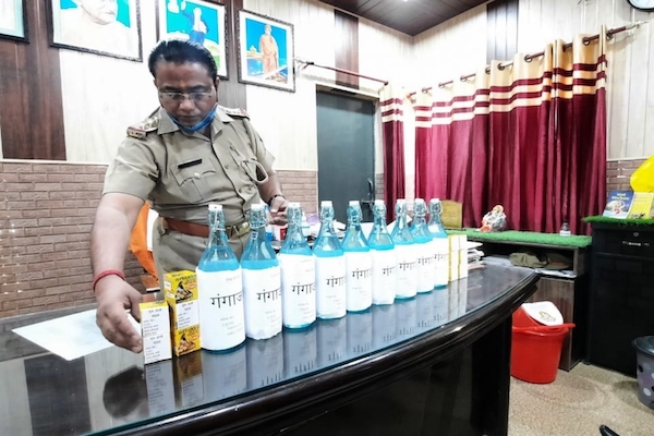 This cop gives ‘Gangajal’ as gift to complainants