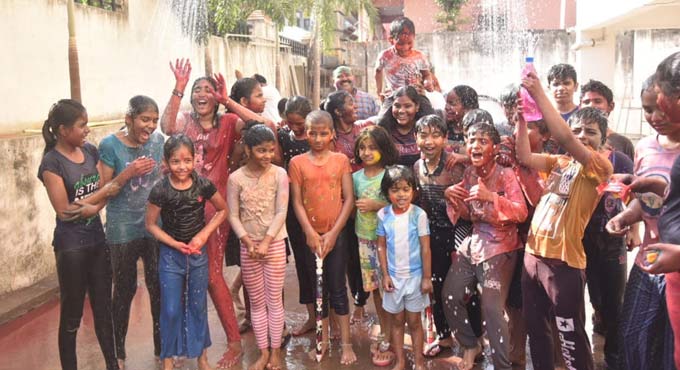 Covid fails to dampen Holi fete in erstwhile Adilabad