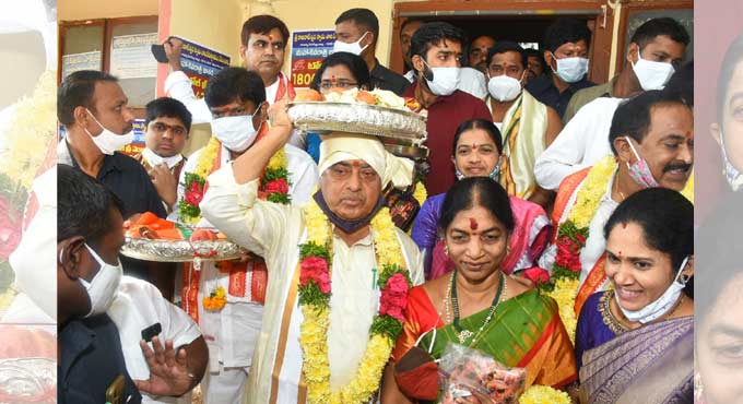 Indrakaran Reddy presents silk clothes to Sri Raja Rajeshwara Swamy in Vemulawada