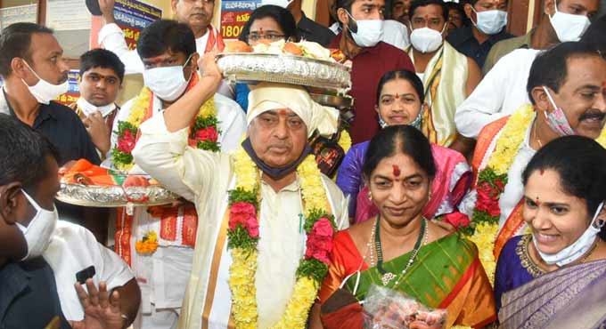 Indrakaran Reddy offers silk clothes to temple