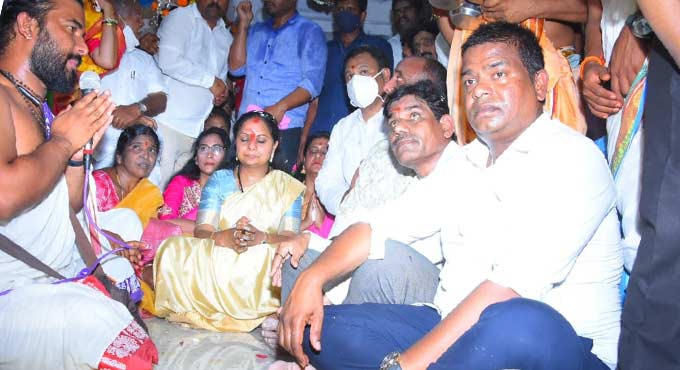 Kavitha offers prayers at renovated Shiva temple