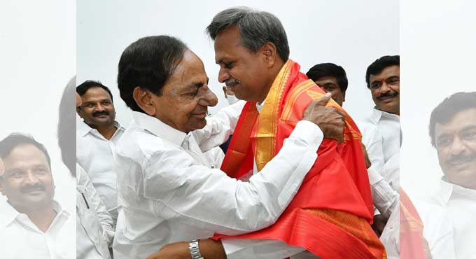 CM KCR congratulates Palla Rajeshwar on victory