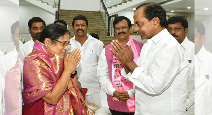 TRS cadre celebrates Vani Devi’s victory