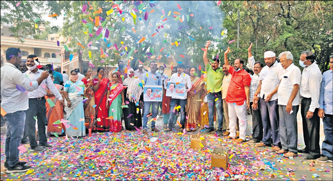 Karimnagar: Govt employees hail KCR for PRC hike