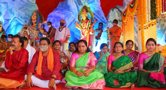 MLC Kavitha takes part in Hanuman chalisa parayanam