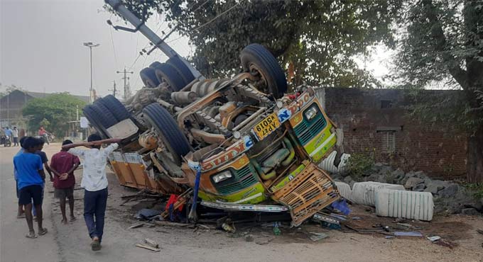 Driver killed as lorry turns turtle after hitting pole in Warangal