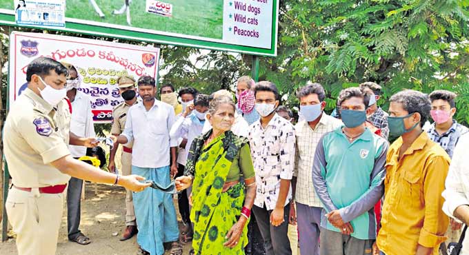 Chennur cops distribute masks to motorists