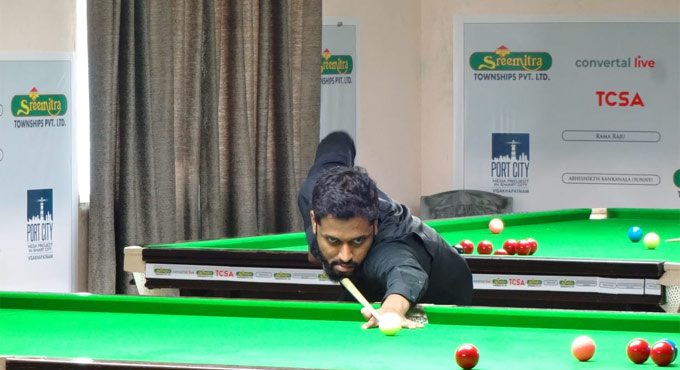 Nazeeruddin moves into last eight
