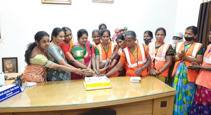 Nizamabad Mayor felicitates women sanitation workers
