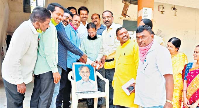 College staff laud CM KCR for PRC hike