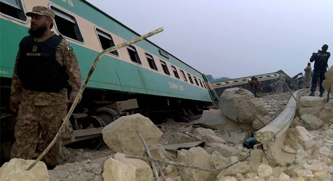 Passenger train derails in Pakistan, killing 1 and injuring 40
