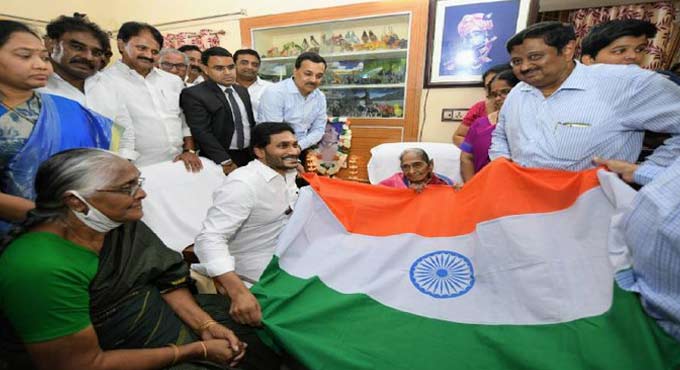 Andhra CM felicitates Pingali Venkaiah’s daughter, offers Rs 75 Lakh financial aid