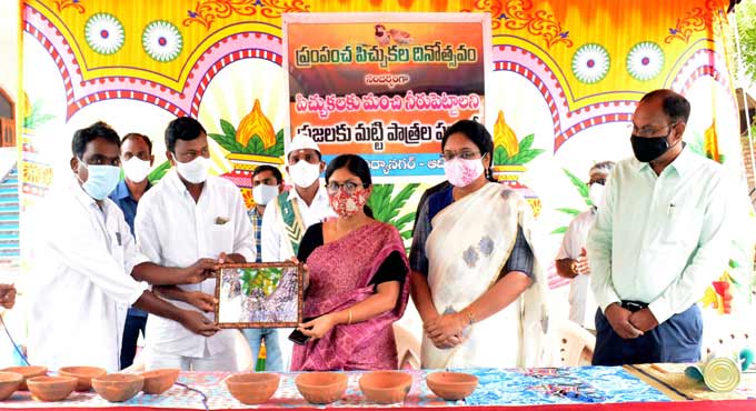 Adilabad lensman sponsors clay bowls to quench birds’ thirst