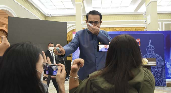 Thailand PM ends presser by spraying reporters with disinfectant