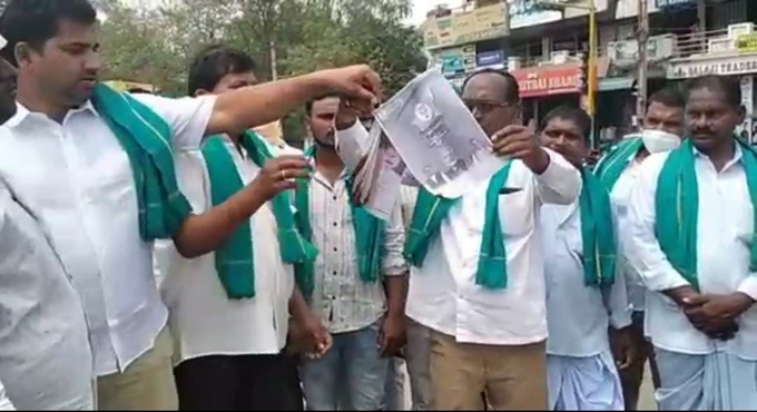 Nizamabad turmeric farmers burn Tamil Nadu BJP manifesto