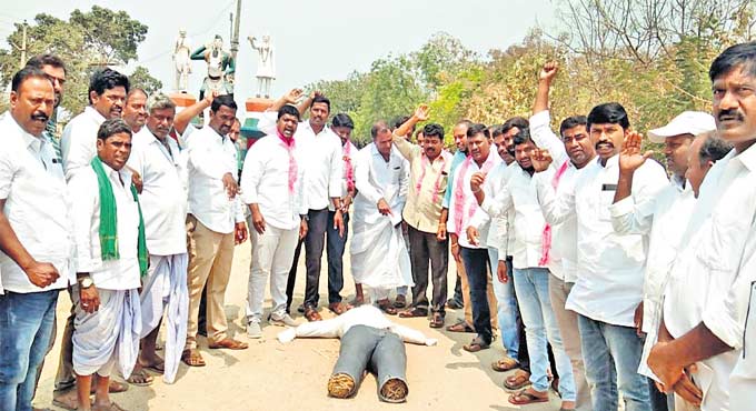 Arvind faces turmeric heat, effigy burnt