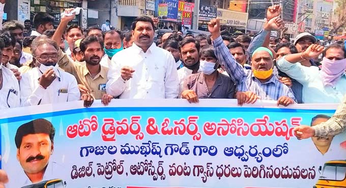 Mancherial auto drivers observe bandh opposing fuel prices
