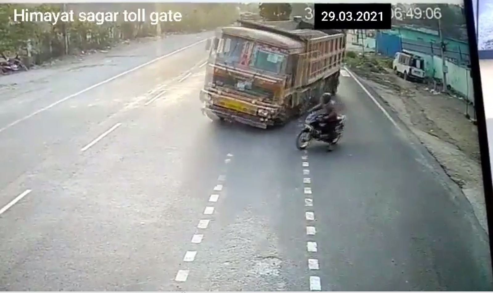 Watch: Reckless biker triggers truck collision in Rajendranagar