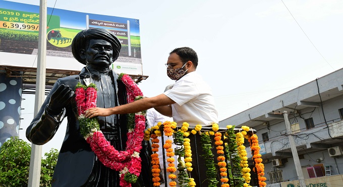 Phule Jayanti celebrated on grand scale in Karimnagar