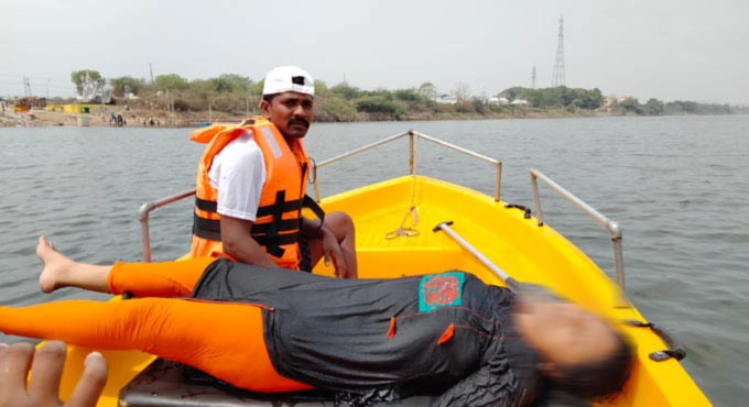 Peddapalli: Woman jumps into river Godavari, saved by police