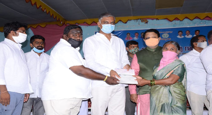 Harish presents CMRF, Kalyana Laxmi cheques to beneficiaries in Siddipet