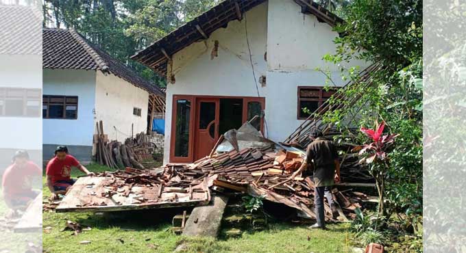 8 dead, dozens hurt as Indonesia quake shakes East Java