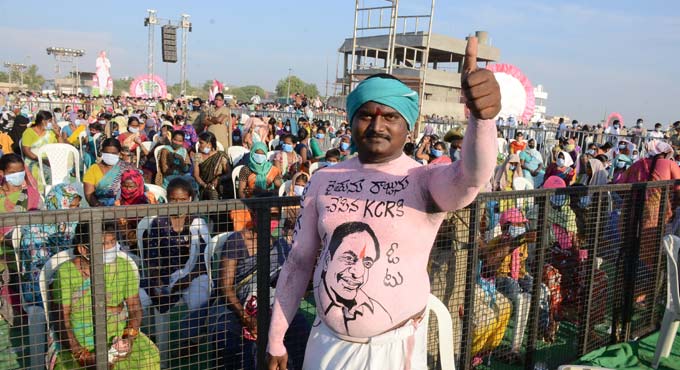 CM KCR accorded grand welcome on the way to Haliya