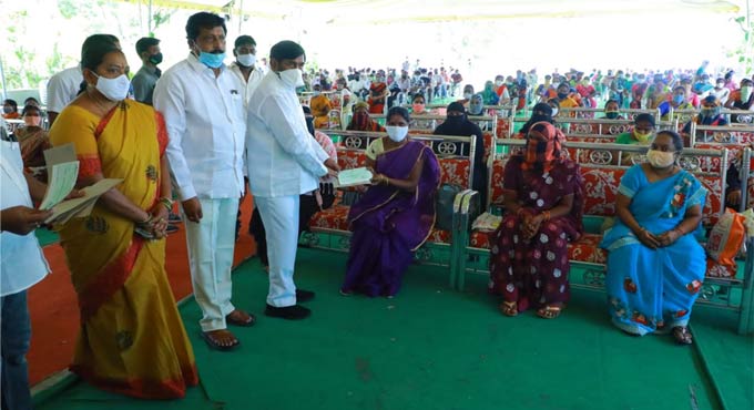 Visit govt hospitals for any treatment: Jagadish Reddy