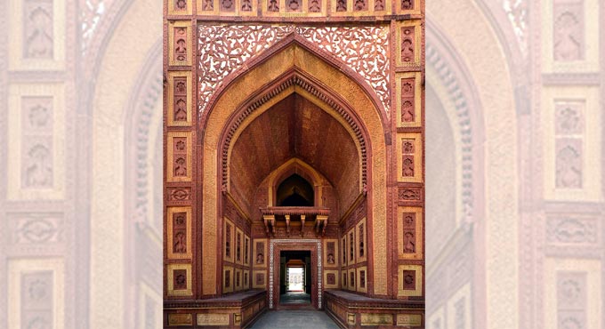 Kanch Mahal, a magnificent hunting lodge