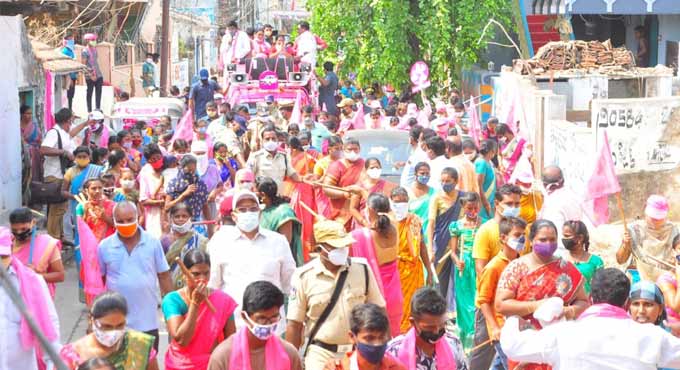Colourful rallies mark TRS KMC election campaign