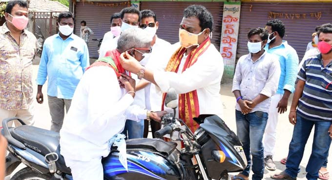 Choppadandi MLA does his bit in Covid fight