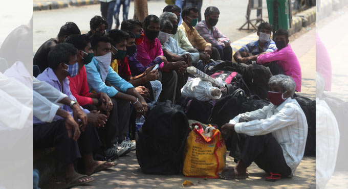 Migrant labourers leave Mumbai in packed trains fearing lockdown