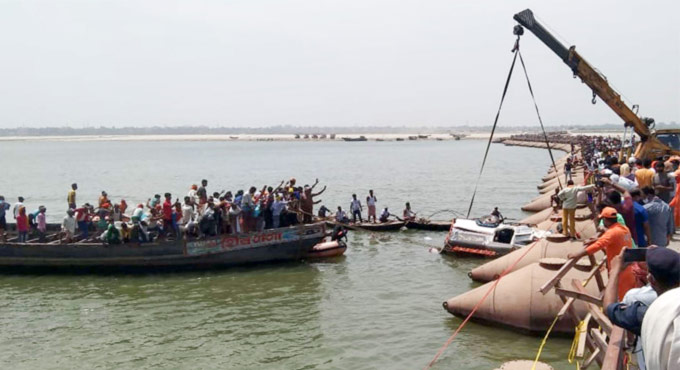 9 die as pick-up van falls into river in Patna